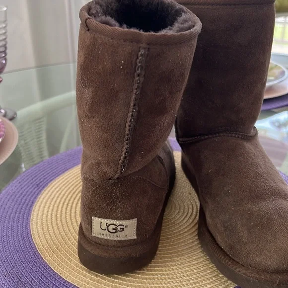 Pair of UGG boots with cleaning set—great condition - Picture 4 of 7